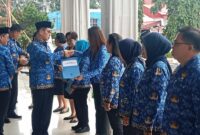Walikota Bitung Hengky Honandar, memberikan SK pensiun kepada 10 ASN yang resmi memasuki masa purna tugas