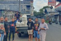 Personil Polsek Maesa  menyerahkan beras yang dicuri kepada korban lelaki Firman kaus hitam pakai topi celana pendek (berdiri disamping mobil) Selasa 22 Juli 2025.

