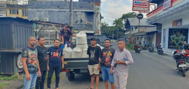 Personil Polsek Maesa  menyerahkan beras yang dicuri kepada korban lelaki Firman kaus hitam pakai topi celana pendek (berdiri disamping mobil) Selasa 22 Juli 2025.
